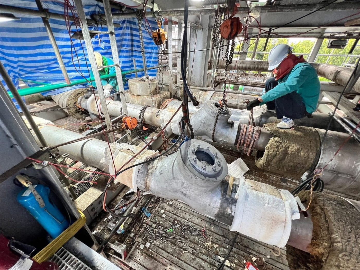 JST technician setting up local PWHT equipment on industrial piping