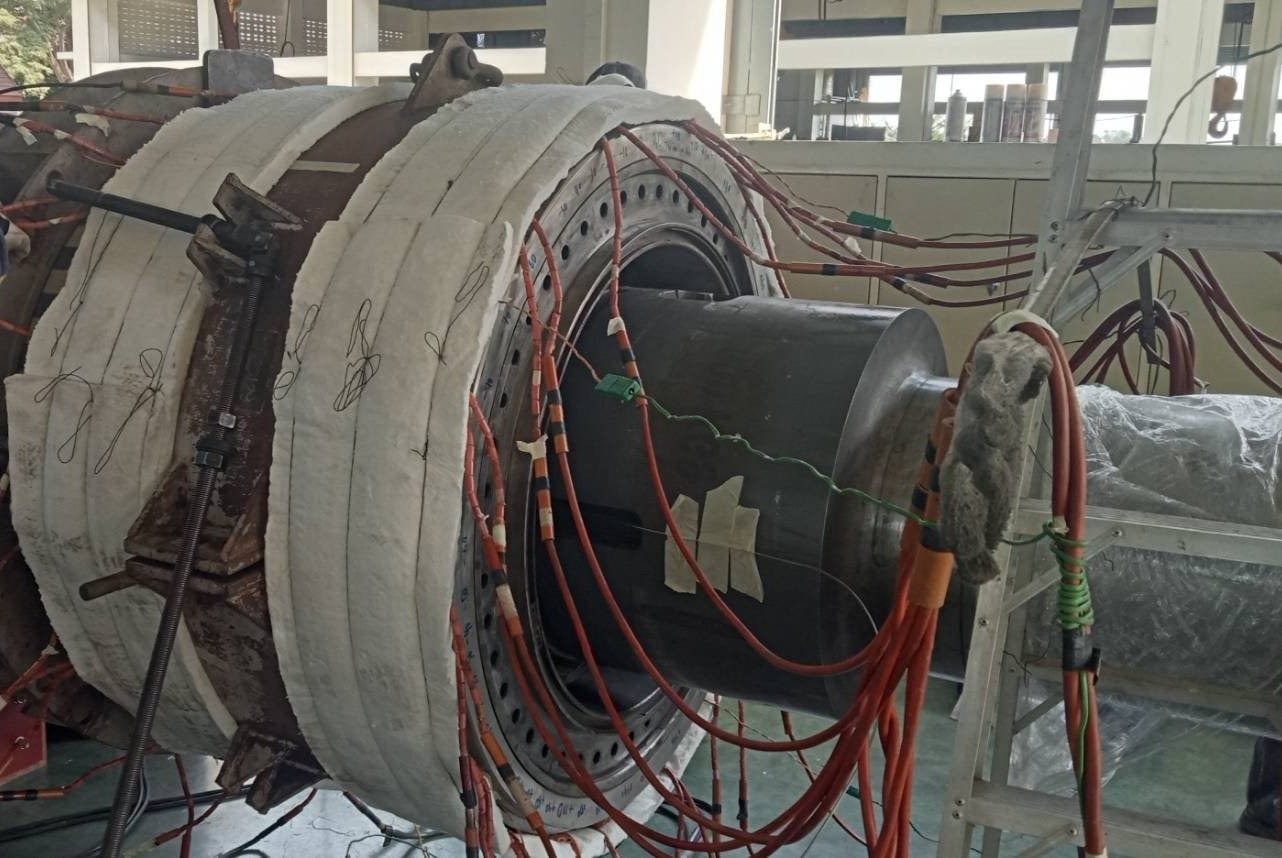 PWHT cables and thermocouples installed around a pipe flange