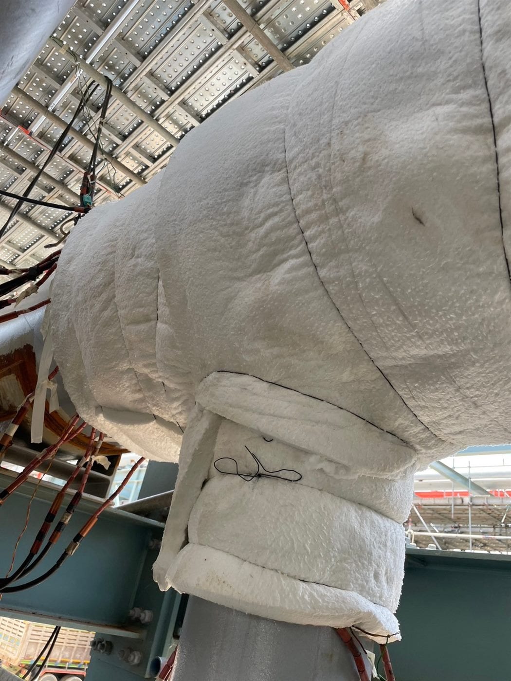 Insulated pipe spool with heating cables for controlled PWHT