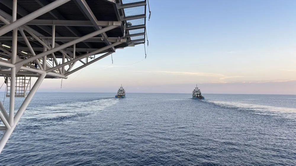 Tugs towing at sea during a rig move